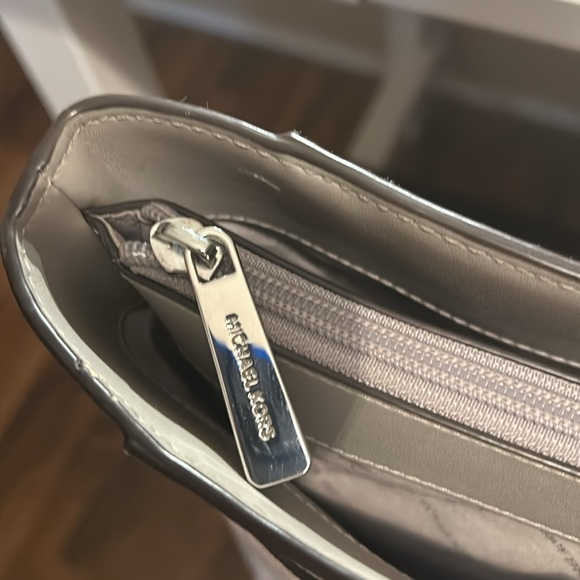 Micheal Kors Jet Set Commuter Tote - Picture 5 of 8